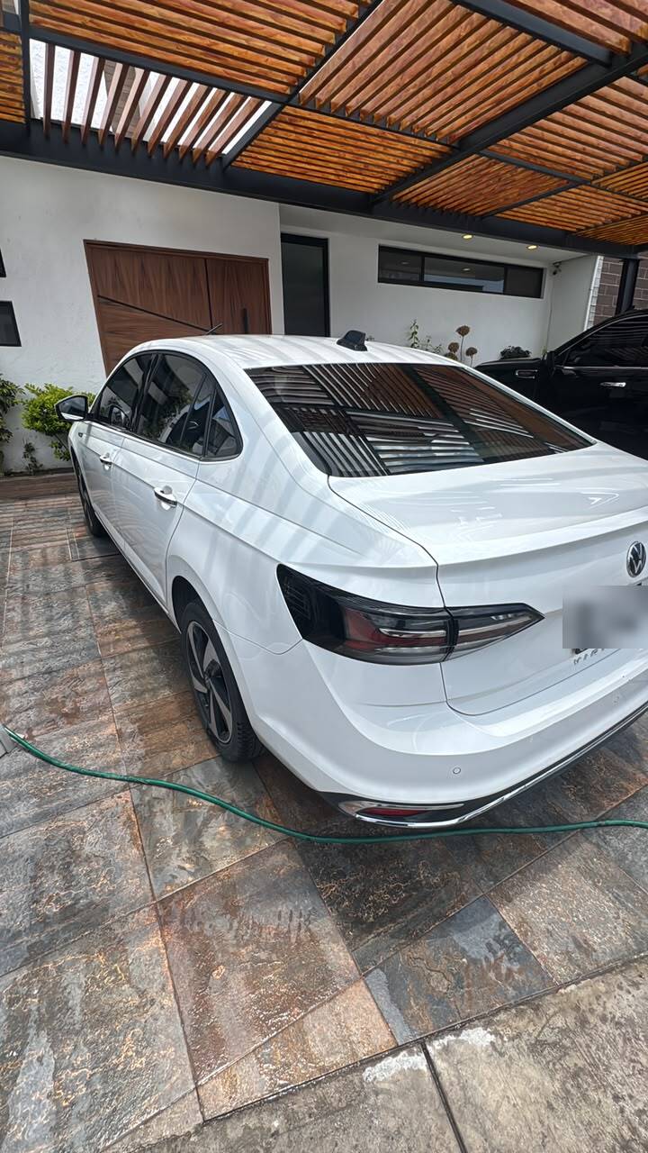 Volkswagen Virtus recién lavado en cochera